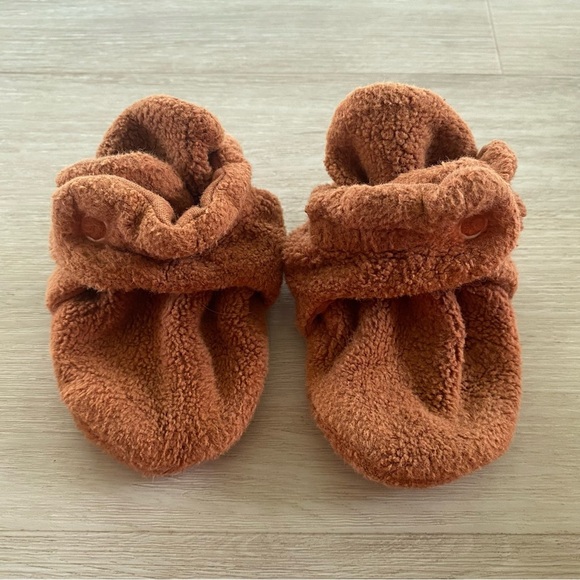6 months chocolate Zutano booties - Picture 2 of 5